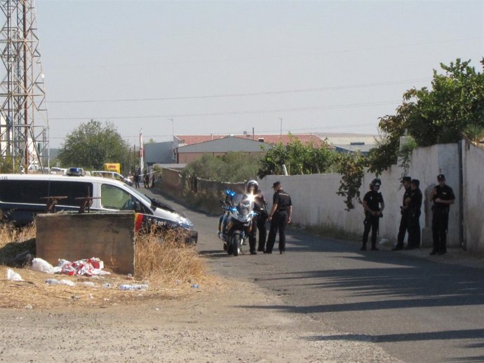 Agentes De La Policía Nacional Junto A La Finca.