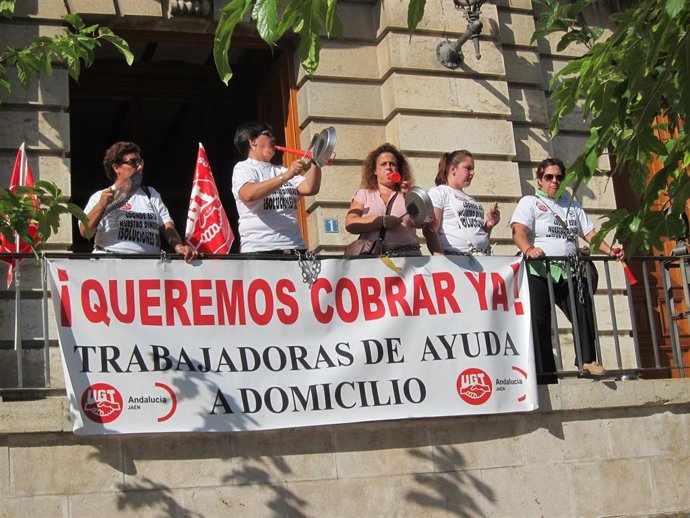 Empleadas De Macrosad Encadenadas Ante El Ayuntamiento De Jaén.