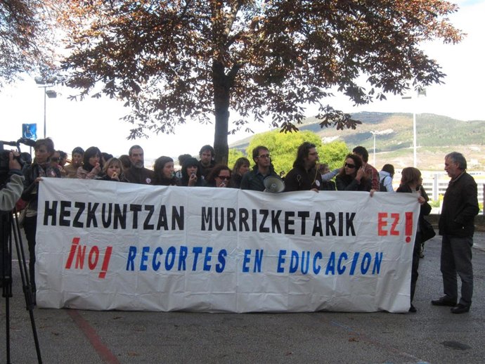 Concentración De Sindicatos Contra Los Recortes En EducacioN.