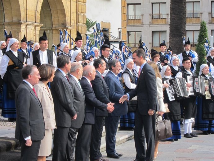 Cascos Saluda A Los Príncipes De Asturias