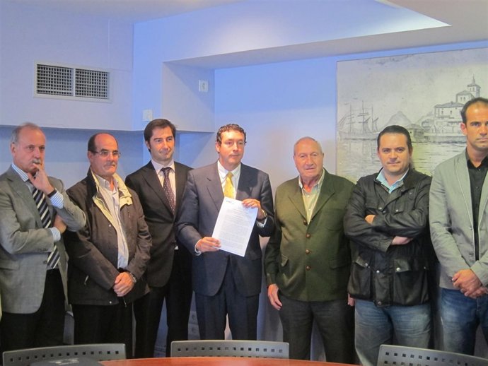 Íñigo Fernández Y Representantes De Los Pescadores