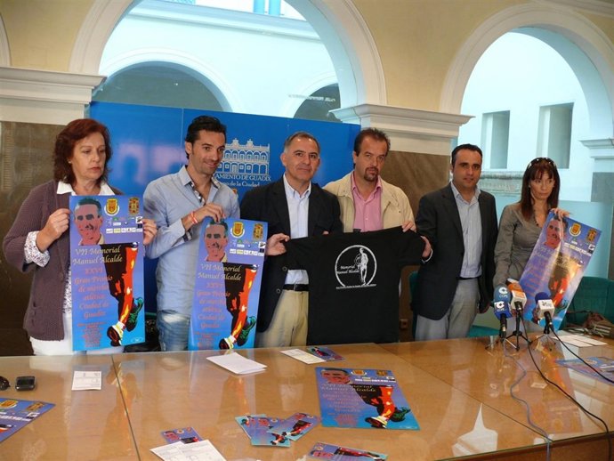 Paquillo Posa En La Presentación De La Carrera