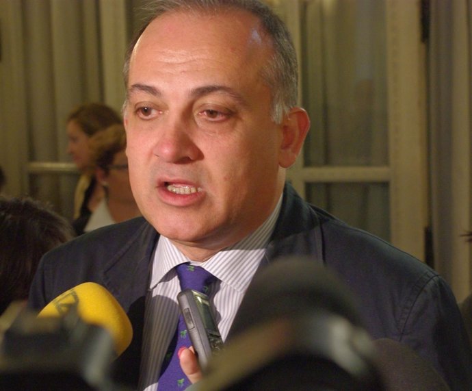 Calabuig Atendiendo A Los Medios De Comunicación  