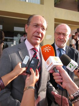 El Consejero De Medio Ambiente, José Juan Díaz Trillo, Ante Los Medios.