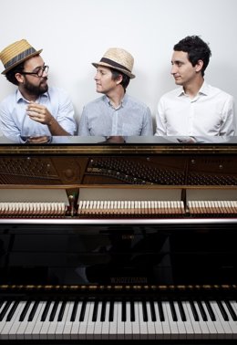 Josh Rouse En El Centro, Junto A Sus Músicos