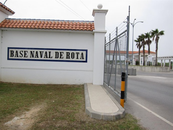 Una De Las Puertas De Acceso A La Base Naval De Rota 