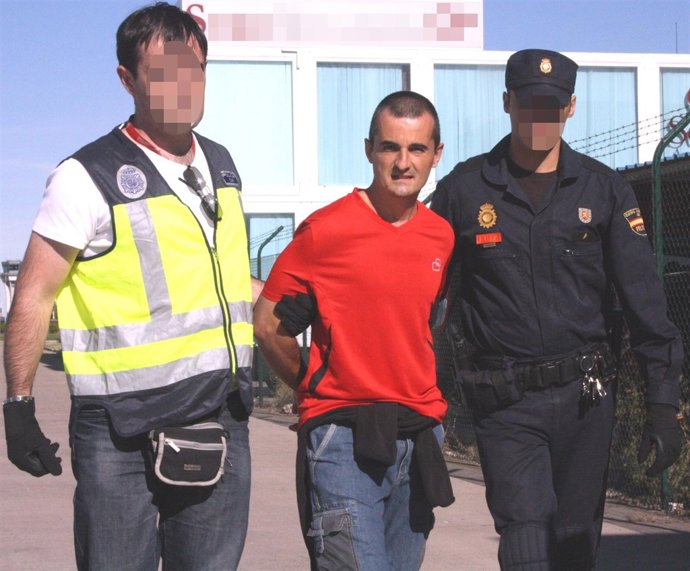 El Etarra Cándido Sagarzazu Durante Su Traslado A España Desde Francia