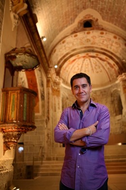 El Escritor Martí Gironell En El Monestir De Sant Benet