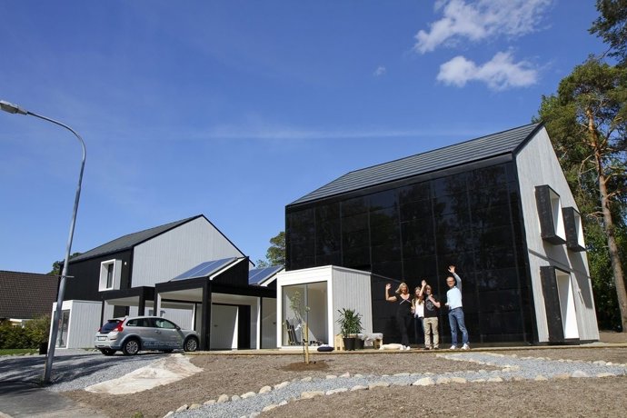 La Familia Lindell Saluda Desde Su Casa Sostenible En Suecia