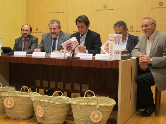 Presentación De La Campaña 'No Surtis Sense'.