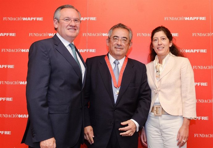 Alberto Manzano Recibe La Cruz Distinguida De La Orden De San Raimundo