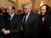 Rubalcaba dice que sería "bobo" renunciar a tener a González en campaña 