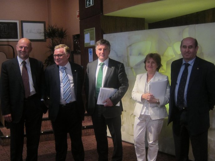 Xabier Iturbe Junto A Responsables De Kutxa.