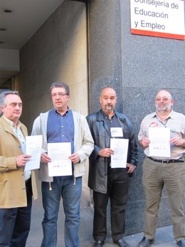 Sindicatos Educativos Entregan Una Carta A Figar En Protesta Por Los Recortes