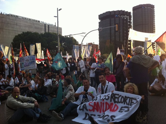Manifestación De Sanitarios Cortando La Avenida Diagonal De Barcelona