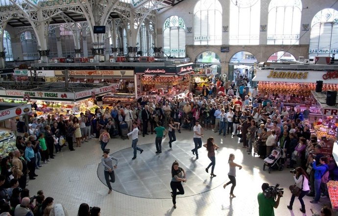 Flashmob De La Compañía Mediterráneo En El Mercado Central De Valencia.