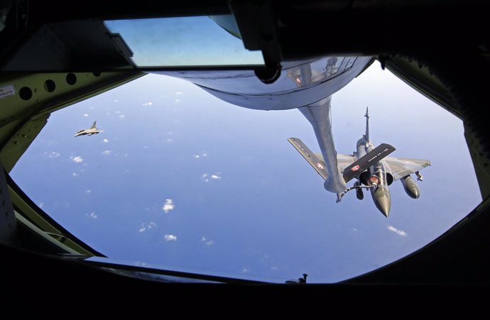 Aviones de combate franceses camino de Libia