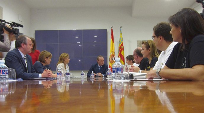 Fabra, Cabré, Bonig Y S.León En La Reunión Con Víctimas Del Accidente De Metro.