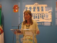 La alcaldesa de Cáceres echa de menos "el perdón a las víctimas" y "las armas encima de la mesa"