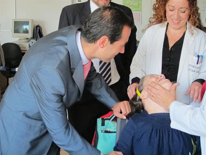 El Consejero De Asuntos Sociales, Salvador Victoria, Visita A Discapacitados