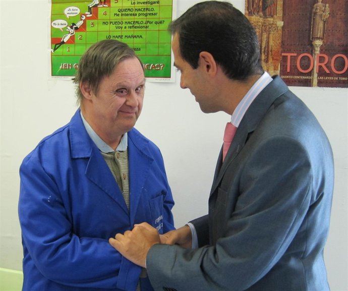 El Consejero De Asuntos Sociales, Salvador Victoria, Visita A Discapacitados