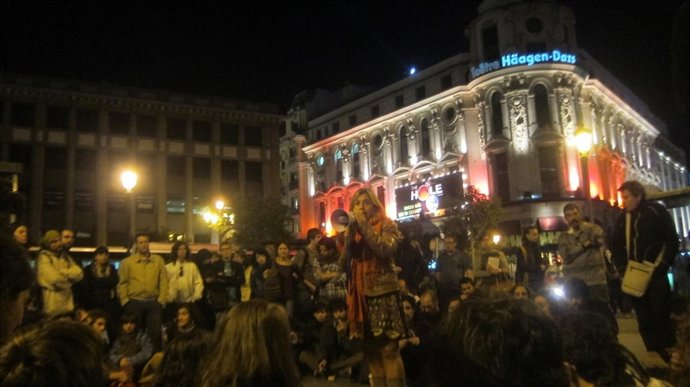 Eva Aladro, En El Centro, Hablando En La Asamblea Sobre La Okupación Del Albéniz
