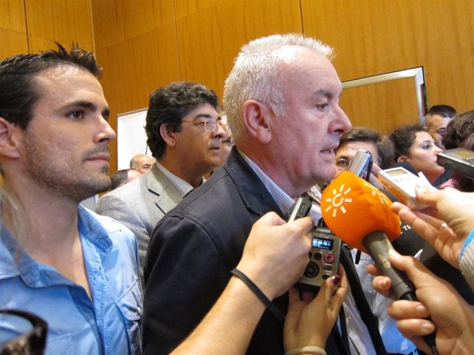 Cayo Lara Atiende A Los Periodistas