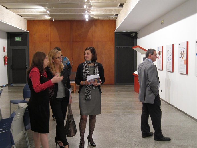 Montes Y Cabredo Atienden A Las Explicaciones Sobre La Muestra