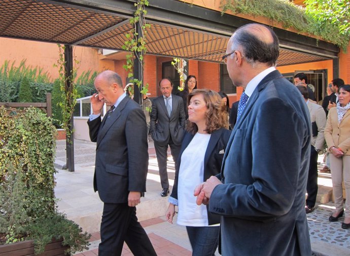 La Portavoz Del PP En El Congreso Acompañada Por Compañeros De Valladolid