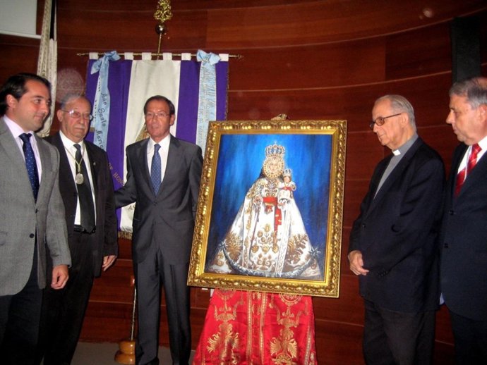 Cámara Presentando Medalla Y Pintura Para El Rey