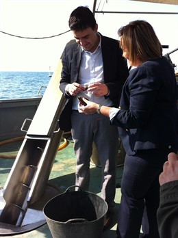 El Secretario General Del PSOE, Mario Jiménez, En Una Batea De Mejillones.