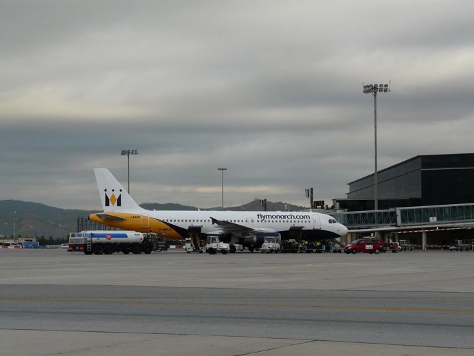 Uno De Los Aviones De La Compañía Inglesa Monarch