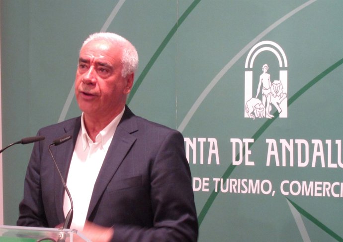 El Consejero De Turismo, Comercio Y Deporte, Luciano Alonso