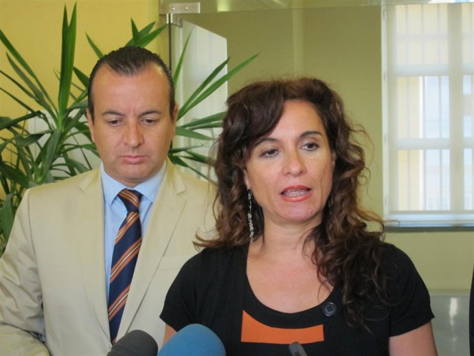 Consejera De Salud, María Jesús Montero, Con Delegado Higinio Almagro De Fondo
