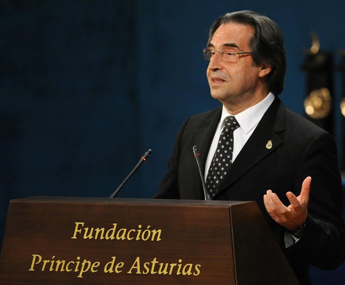 El Director De Orquesta Riccardo Muti 