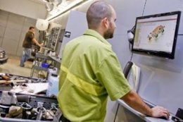 Mecanico Utilizando La Tecnología 3D De Audatex Por Ion Comunicación 