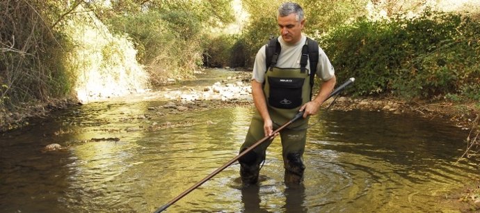 Técnicos De Medio Ambiente Rescatan Peces En El Río Huerva