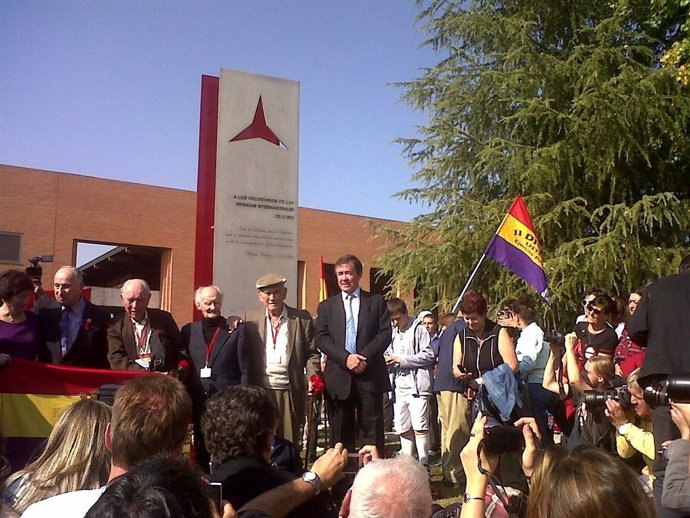 José Carrillo En La Inauguración Del Monumento De Las Brigadas Internacionales