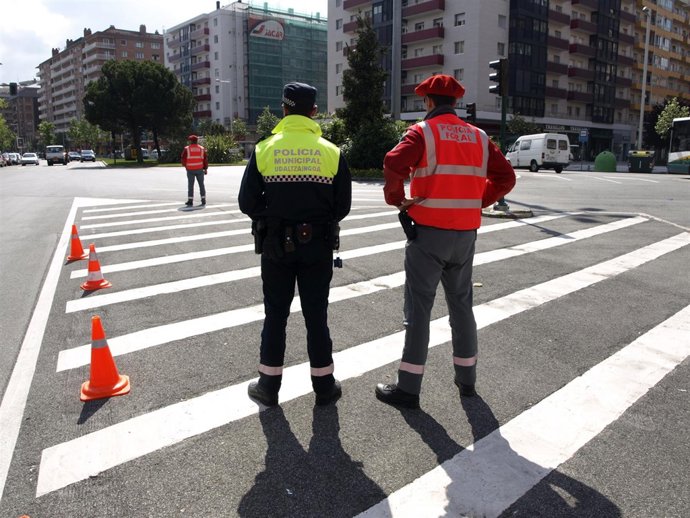 Agentes De Policía Municipal Y Policía Foral. 