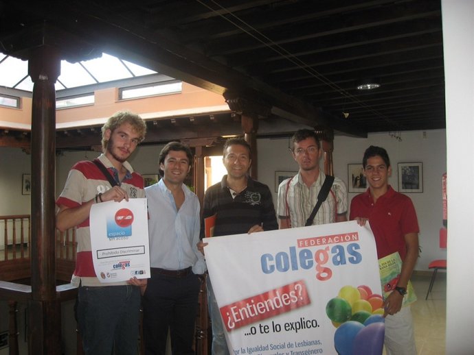 Concejal De Educación Con Colegas