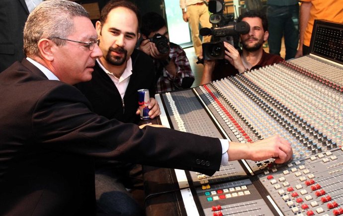 Gallardón Se Interesa Por Una Mesa De Mezclas