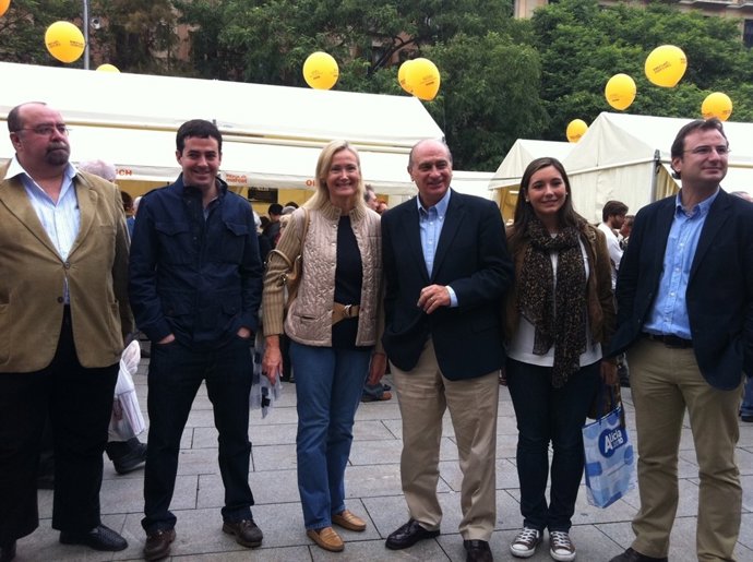 Jorge Fernández Díaz (PP) Junto A Miembros Del Partido En Barcelona