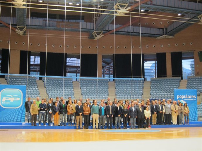 Núñez Feijóo Rodeado De Los Candidatos Populares Gallegos A Las Cortes