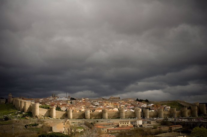 España, Castilla, Ávila. La Ciudad Amurallada Desde Los Cuatro Postes.Spain, Cas