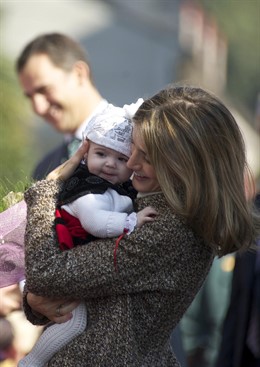 Doña Letizia Con Un Bebé En Brazos