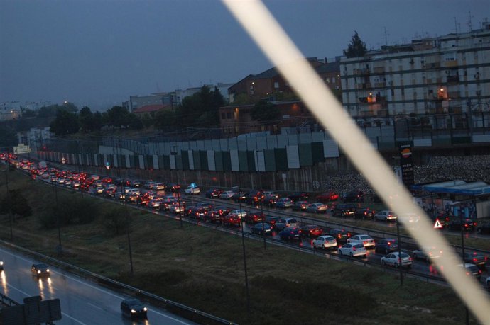 La Autovía A-8057, Colapsada A Primera Hora.