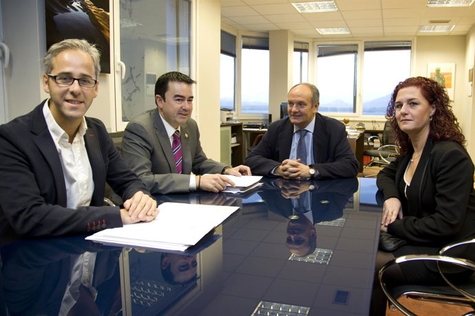 El Consejero De Medio Ambiente Se Reúne Con El Alcalde De Ribamontán Al Monte. 