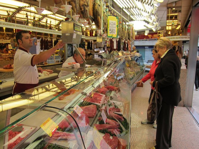 Pequeño Comercio. Carnicería Rodera, En Oviedo, Atiende A Sus Clientes.