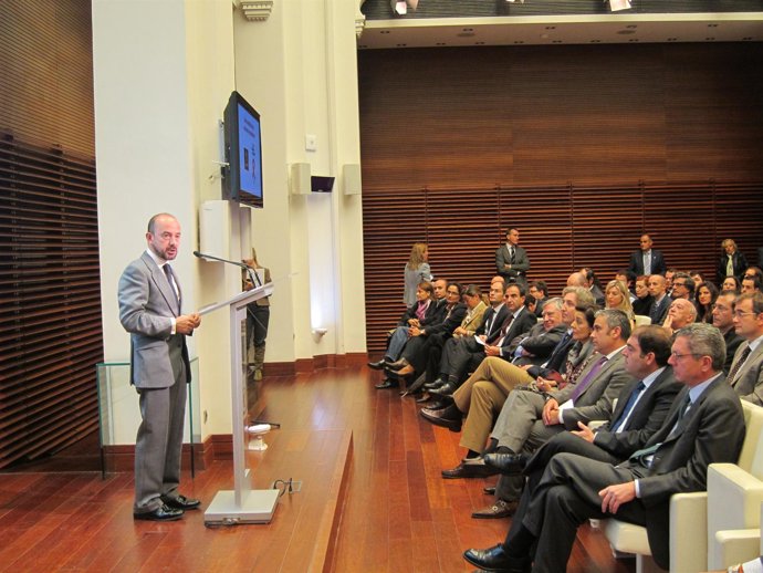 Villanueva Durante La Presentación De Las Medidas De Ayuda A Autónomos