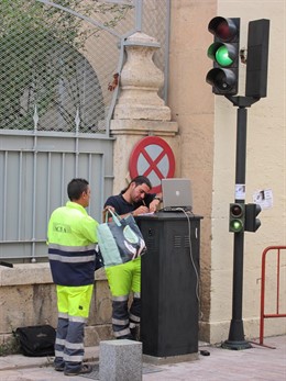 Operarios Arreglan Uno De Lo Semáforos De La Capital Almeriense